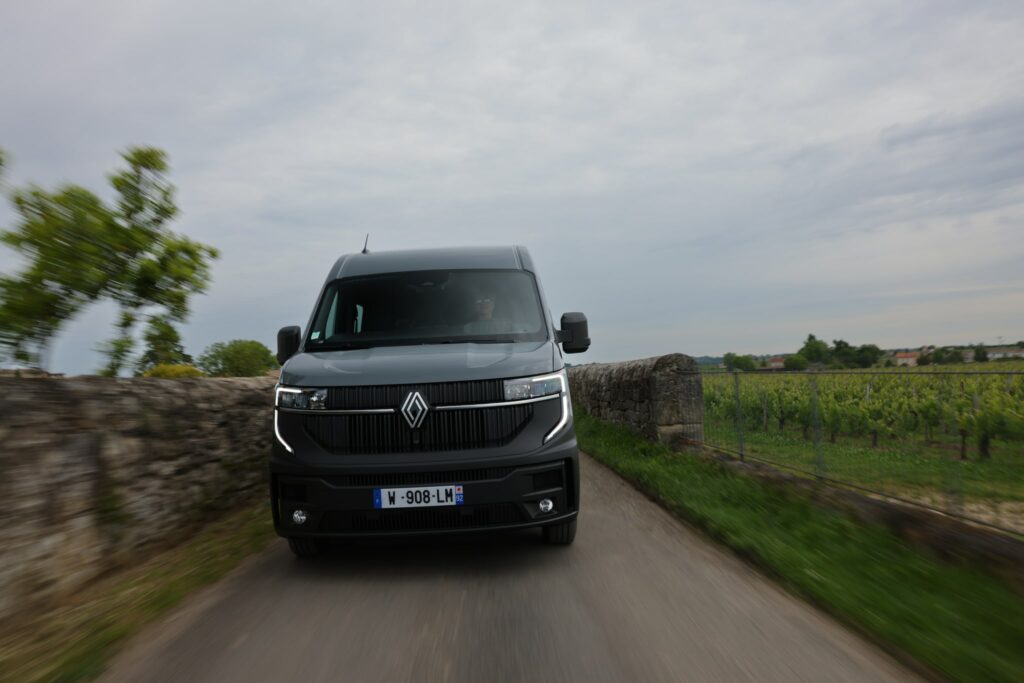 vente vehicule utilitaire renault uzes